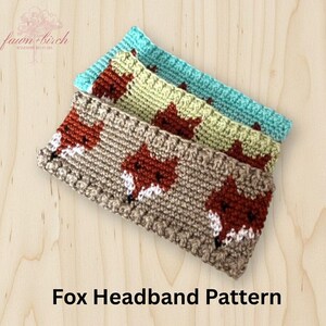 Puede incluir: Tres diademas de ganchillo en tonos beige, verde y turquesa, cada una con un diseño de zorro repetido en marrón y blanco. El texto "Fox Headband Pattern" se muestra en la parte inferior de la imagen.