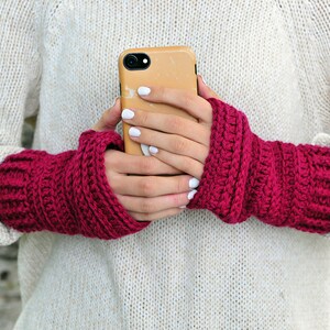 Berry Fingerless Gloves, Texting Gloves, Raspberry Colour Ribbed Gloves, Soft Acrylic Yarn, Crochet Mittens, Gift for Women or Teens