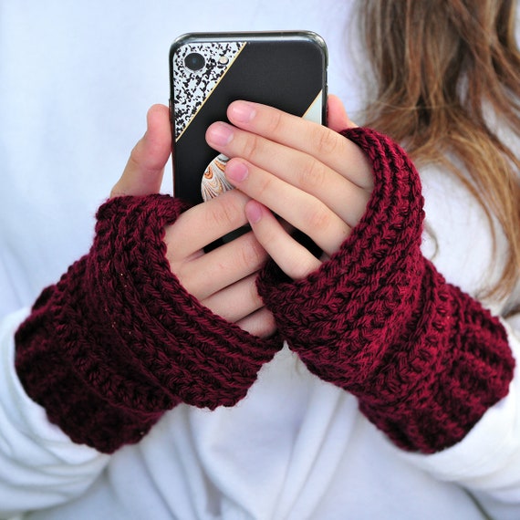 New Crocheted ladies Burgundy hat with matching fingerless/texting gloves, Handmade Burgundy Wool Crochet Hat and Fingerless Gloves Set  main image 4