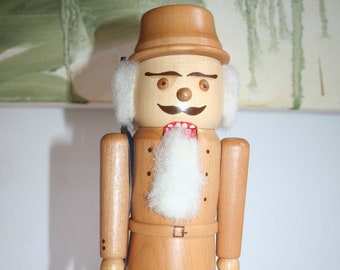 Erzgebirge Nutcracker, Wood Nature, Hunter or Forester with Rifle, TOP Vintage Condition, 100% Original