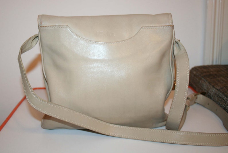 Gold arrow bag, casual vintage handbag or shoulder bag, leather beige, 100% original, circa 90s image 3