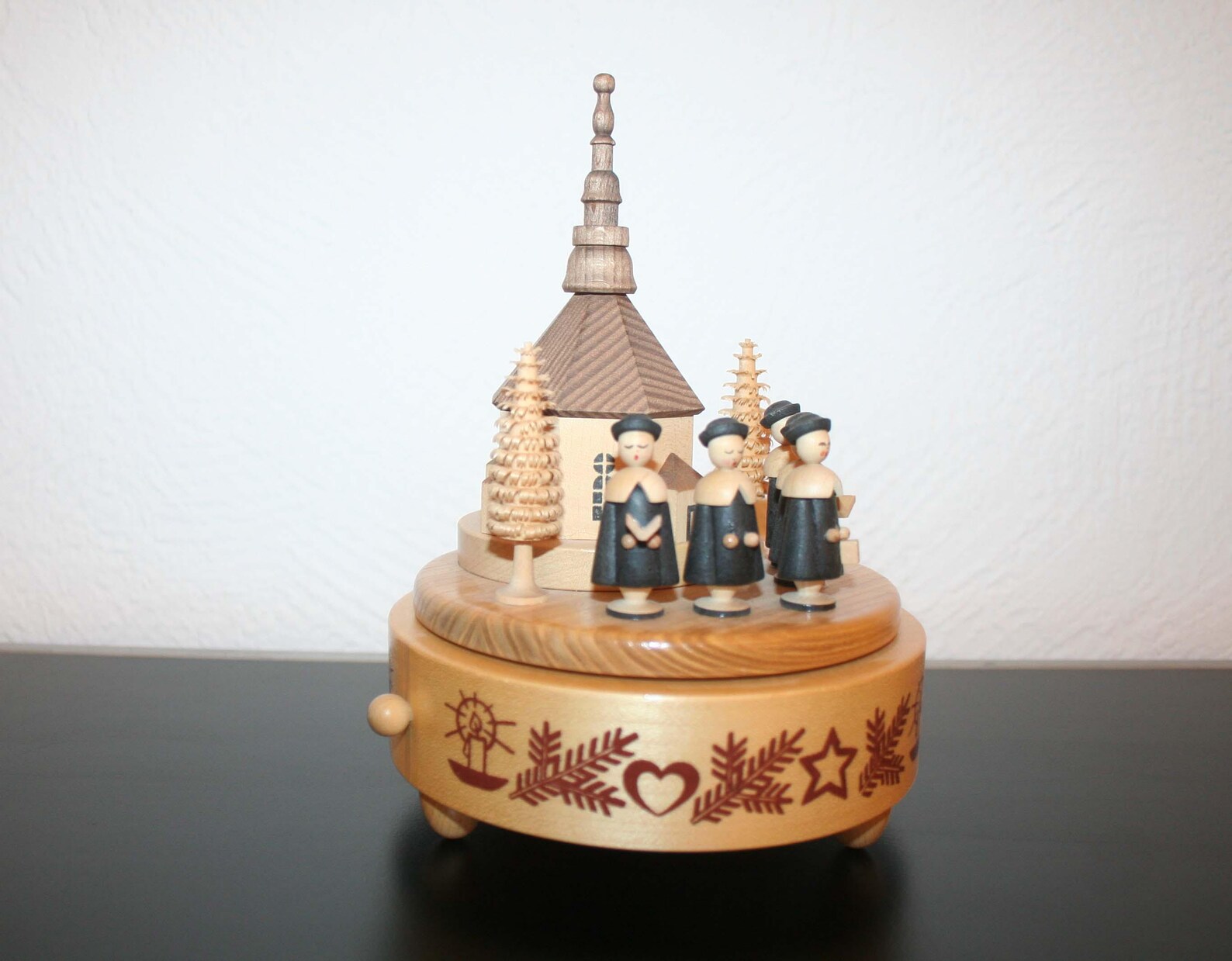 Erzgebirge music box, vintage music box, 90s, original by Richard Glässer, motif: caroling singers, Seiffen church, marked
