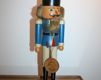 Erzgebirge nutcracker, vintage nutcracker, soldier, original GDR Ostalgie, 37 cm