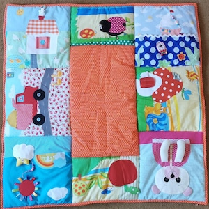Patchwork crawling blanket with activity areas, activity blanket, baby blanket, motor skills blanket, activity mat with development motifs.