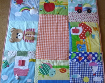 Patchwork Krabbeldecke mit Erlebnisfeldern, Erlebnisdecke, Babydecke, Motorikdecke, Aktivmate mit Entwicklungsmotiven.