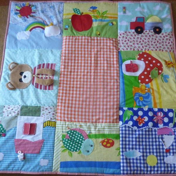 Patchwork Krabbeldecke mit Erlebnisfeldern, Erlebnisdecke, Babydecke, Motorikdecke, Aktivmate mit Entwicklungsmotiven.