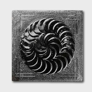Pode incluir: Uma telha decorativa quadrada, texturizada, prateada, com um desenho em espiral no centro. A espiral é composta por formas semicirculares, criando um efeito tridimensional. A telha tem uma borda com um padrão de grade.
