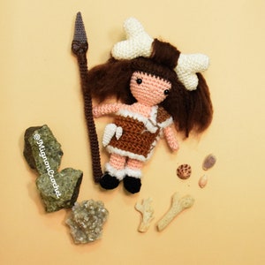 Modèle Crochet femme des cavernes préhistoire amigurumi poupée image 1