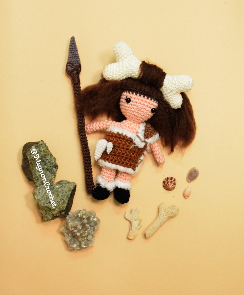 Modèle Crochet femme des cavernes préhistoire amigurumi poupée image 1