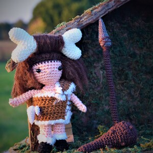 Modèle Crochet femme des cavernes préhistoire amigurumi poupée image 3