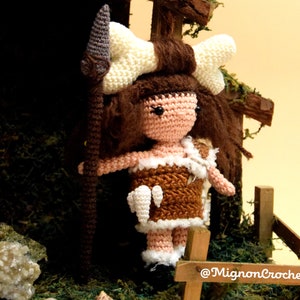 Modèle Crochet femme des cavernes préhistoire amigurumi poupée image 2
