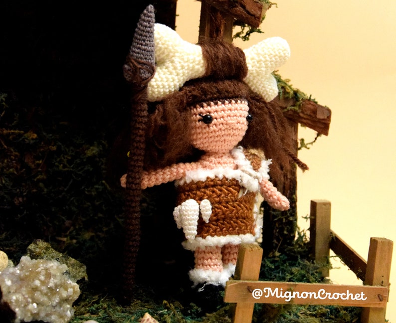 Modèle Crochet femme des cavernes préhistoire amigurumi poupée image 2