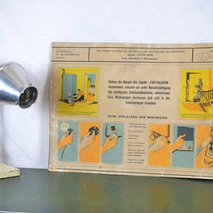 alte Lehrtafel DDR MdI Ministerium des Inneren Schultafel Image Wandtafel Vintage Lehrmittel Atombombe Luftalarm Bombe NVA Militär Armee