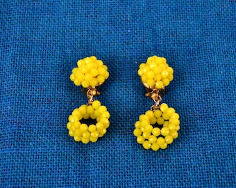 Kolczyki-klipsy w stylu vintage, żółte, dodatki jubilerskie z połowy lat 60. XX wieku, design pop-art, tworzywo duroplast