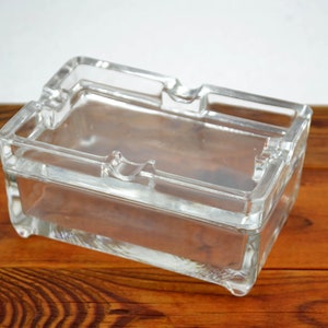 Posacenere a cubo con portasigarette in vetro pressato anni '30 e '40 in vetro Art Déco dal design vintage per fumare sigarette