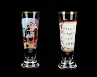 antikes Bierglas mit Erotik Hintergrundbild und Spruch um 1900 1910 Emaille Malerei Deutsch Vintage Design Brocante Bier Glas