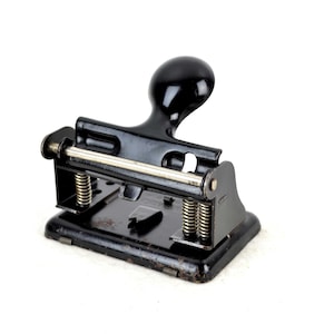 Perforadora SOENNECKEN modelo 243 D.R.G.M. Archivador de escritorio de oficina con diseño industrial del Reich Alemán de los años 20 y 30