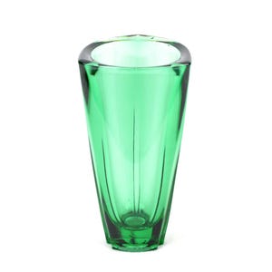 Puede incluir: Un jarrón alto de vidrio verde con un diseño geométrico. El jarrón tiene una abertura ancha y ovalada y un cuerpo cónico con líneas verticales. El vidrio es de un color verde vibrante y transparente.