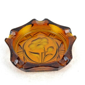 Cenicero de vidrio prensado serie Sachsenglas Brandeburgo flor de vidrio color ámbar años 50 diseño de mediados de siglo brocante diseño vintage