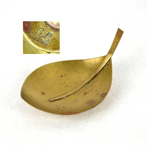 GL Messing Blatt Schale Handarbeit Bauhaus Ära Metallwerkstatt Hammerschlag getrieben Ablage Kerzen Vintage Design Kerzenleuchter