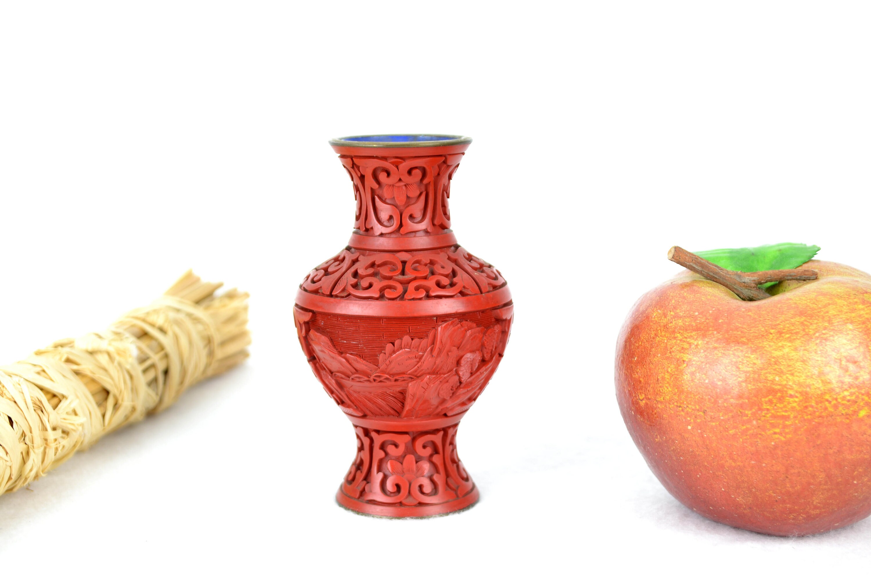 中国美術工芸品　赤漆　彫刻壺　（花瓶） 中国美術工芸品 赤漆 彫刻壺 （花瓶） - メルカリ