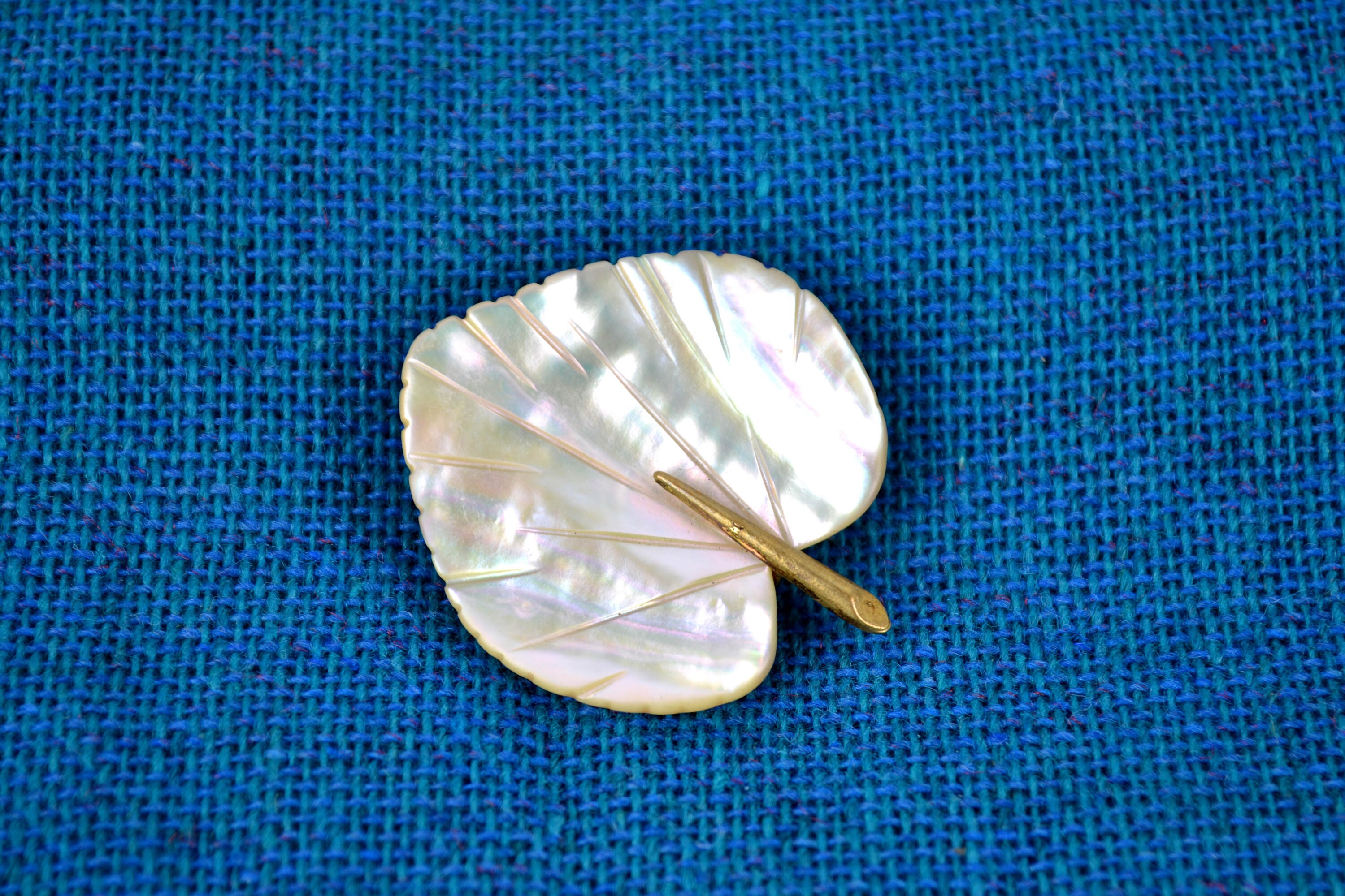 Vintage brooch mother of pearl leaf 50s mid century jewelry accessories design fashion jewelry brass fifties