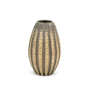 Puede incluir: Un jarrón decorativo con un diseño acanalado. El jarrón ovalado presenta rayas verticales en tonos marrón y beige. Se encuentra sobre un fondo blanco. Adecuado para flores o como decoración.