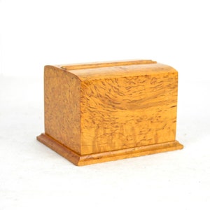Dispenser per sigarette in legno di acero occhiolinato, portasigarette anni '50, design vintage della metà del secolo