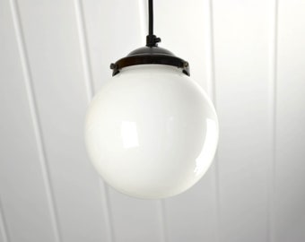 Plafoniera in vetro anni '50 con paralume in vetro a bolle lampada da soffitto di design della metà del secolo lampada a sfera in vetro opale vintage