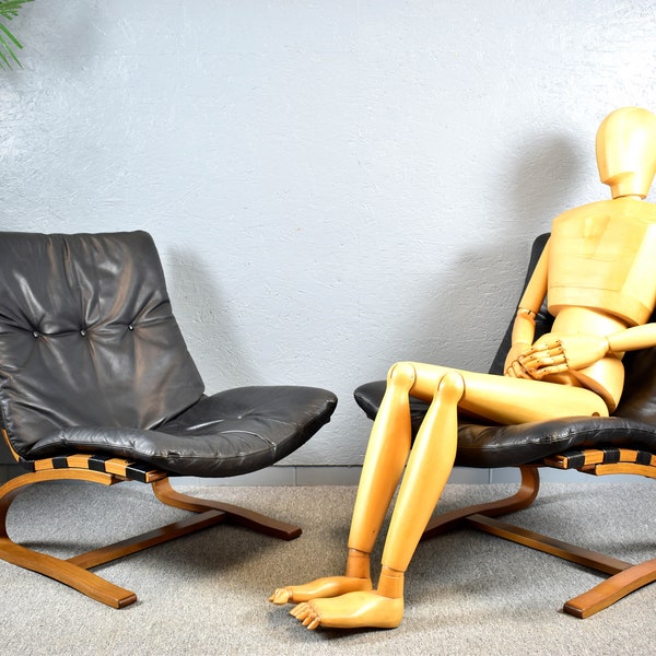 1 des 2 fauteuils en cuir Kengu par Elsa & Nordahl Solheim pour Rybo Rykken Norvège fauteuils en cuir design vintage scandinave années 60 70