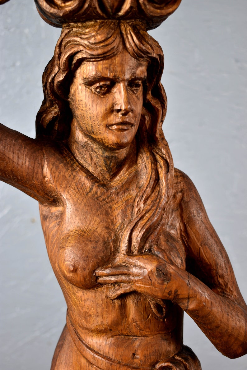 Puede incluir: Una escultura de madera de una mujer con el pelo largo y suelto. La escultura est&aacute; tallada en un estilo realista y muestra la cara y la parte superior del cuerpo de la mujer. La escultura est&aacute; pintada en un color madera natural.
