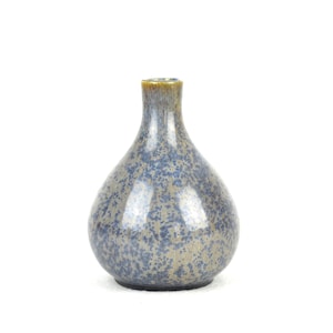 Op de afbeelding: Een kleine, blauwe en bruine keramische vaas met een gespikkeld glazuur. De vaas heeft een rond lichaam en een smalle hals.