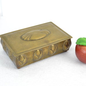 Scatola per sigari in ottone e latta, umidificatore in latta anni '30, contenitore per ghiande in rilievo, design vintage, scatola decorativa in stile art deco, portasigarette