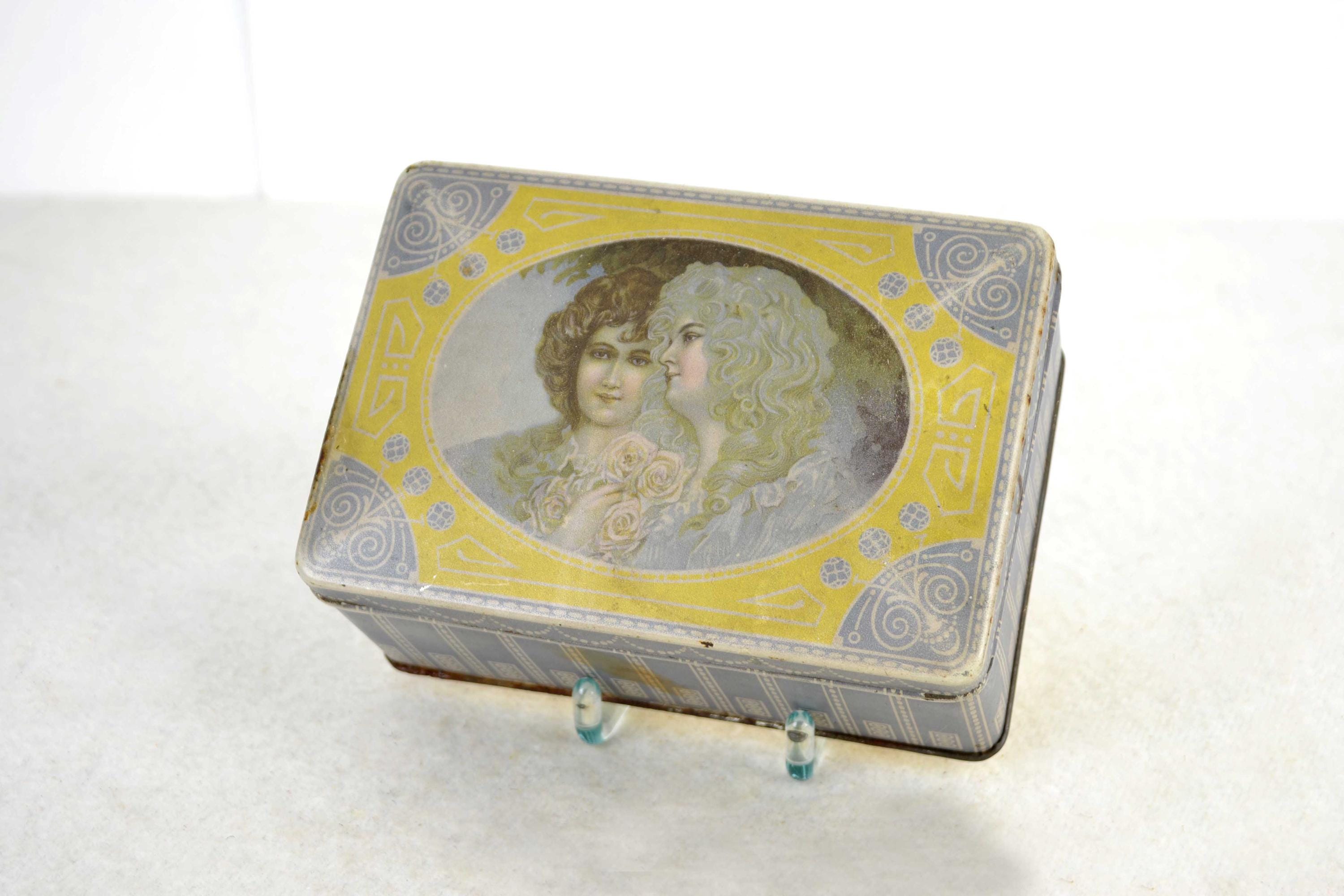 ANCIENNE BOÎTE RONDE en tôle lithographiée EUR 28,00 - FR