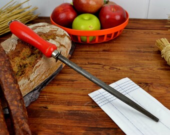 Asta per affilare/acciaino della Germania dell'Est (RDT), anni '60, manico in legno rosso, affilacoltelli, utensile da cucina, stile country, vintage, shabby chic, retrò, rustico, acciaio, coltello