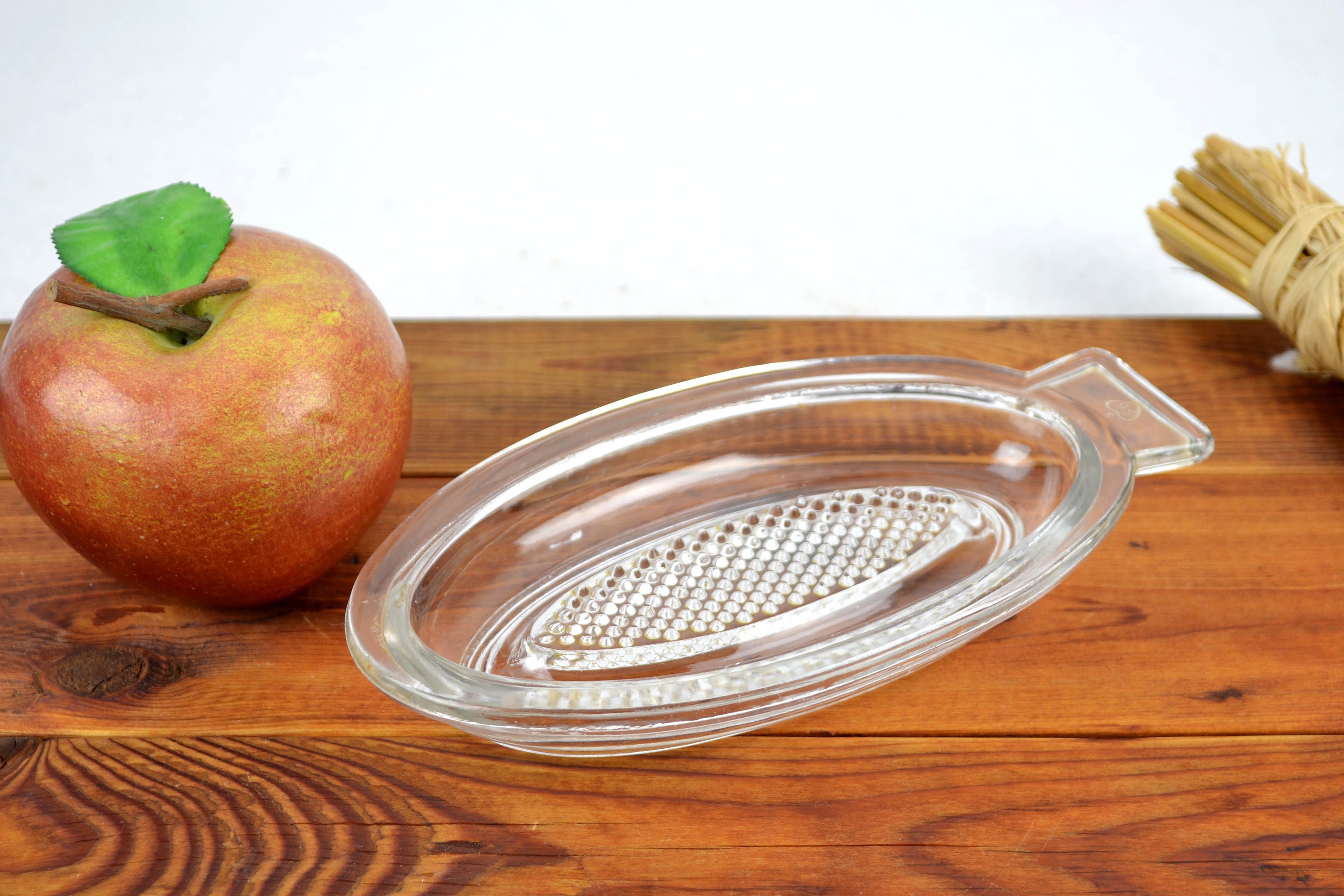 Apple Grater Garlic Grater 30s 40s Saxony Glass Pressed Glass Art Deco  Glass Vintage Design Garlic Country House Brocante Kitchen Decoration 