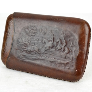 Portasigari in pelle con scena equestre in rilievo raffigurante un cavallo, anni '20 e '30, design vintage per tornei di salto ostacoli, custodia in pelle per sigarette