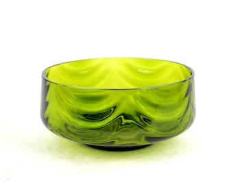 Groene glazen kom, mondgeblazen, mid-century stijl, fruitschaal, brocante, space age, mosgroen, jaren 60/70