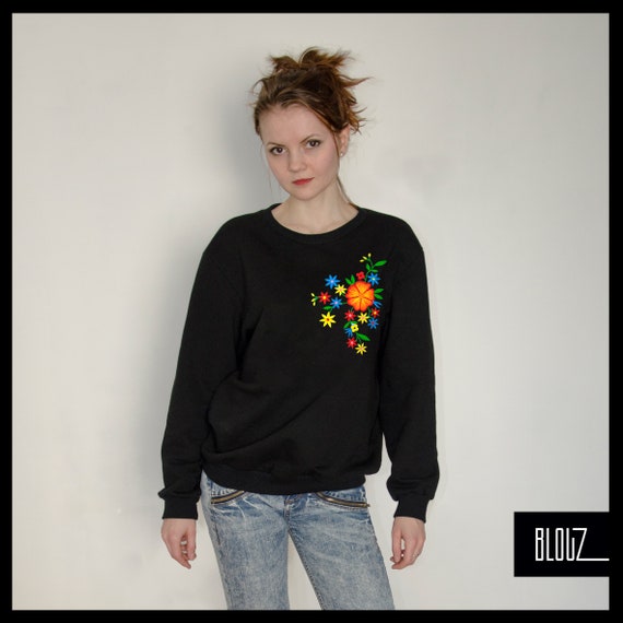sweatshirt with embroidered flowers