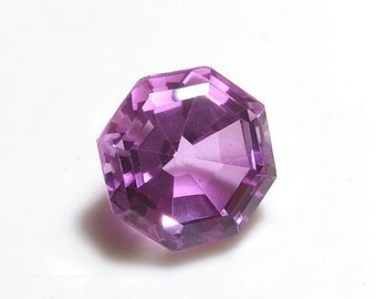Pierre gemme kunzite de laboratoire : doublet hexagonal à facettes 12 carats, 14 x 14 x 11 mm