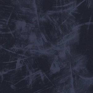 Könnte beinhalten: Ein dunkelblauer strukturierter Hintergrund mit einem abgenutzten, verwitterten Look. Die Textur wird durch eine Reihe von hellgrauen Linien und Markierungen erzeugt.