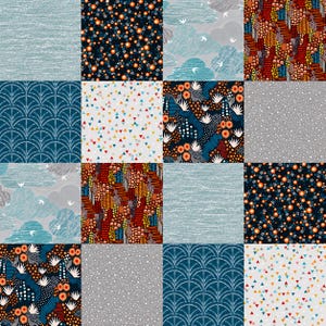 Könnte beinhalten: Eine Patchworkdecke aus sechzehn quadratischen Stofffeldern mit verschiedenen Mustern, darunter blaue strukturierte Flächen, dunkelblau mit orangefarbenen Kreisen, grau mit weißen Wolken und Vögeln, rote und orange abstrakte Formen, blaue Fächer und Dreiecke.