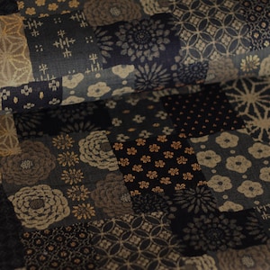 Könnte beinhalten: Nahaufnahme eines Patchwork-Stoffs mit einer Vielzahl von geometrischen und floralen Mustern. Der Stoff weist Quadrate in den Farbtönen Marine, Beige und Braun auf. Die Muster umfassen Sternausbrüche, Blumen und andere stilisierte Designs.