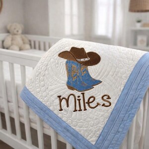 Personalisierte Cowboy Hut & Stiefel Baby Quilt, gestickte Geburtsdaten, westliches Thema