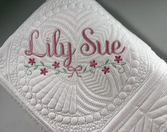 Personalisierte Baby Mädchen Quilt | Individuell gestickte Namensdecke | Floral Erbstück Babypartygeschenk | Handgemachte Kinderzimmer Andenken