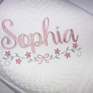 Personalisierte Baby Mädchen Rosa & Weiß Blumen Heirloom Baby Quilt Decke, Babyparty Geschenke für Mädchen