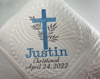 Personalisierte Baby Junge Taufe Quilt, gestickte Kreuz Decke
