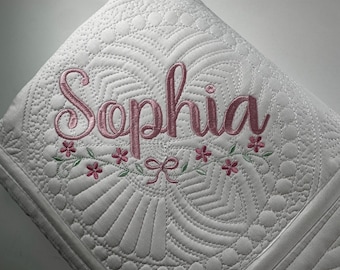 Personalisierte Erbstück Baby Quilt, individuell gestickte Namen Decke, Baby Geschenk, Taufe Geschenk, Kinderzimmer Andenken