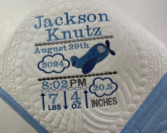 Gepersonaliseerde vliegtuigbabyquilt, geborduurde geboortestatistieken, erfstukaandenken
