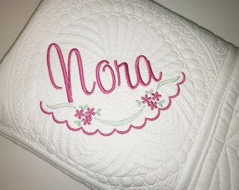 Personalisierte Baby-Blumendecke, gestickte Erbstück-Decke